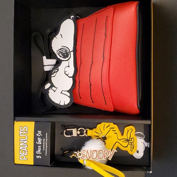 NWOT Peanuts 3 Piece Snoopy Gift Set Red, White, Yellow & Black - Picture 1 of 5